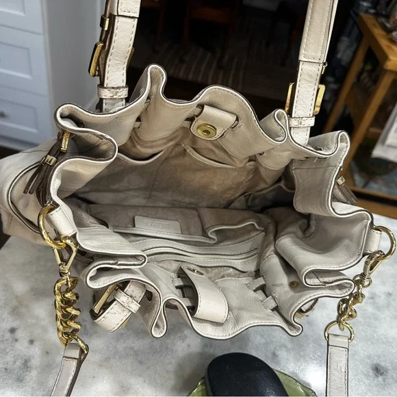 Michael Kors Cream and Gold Shoulder Bag with Elegant Design - Picture 6 of 6